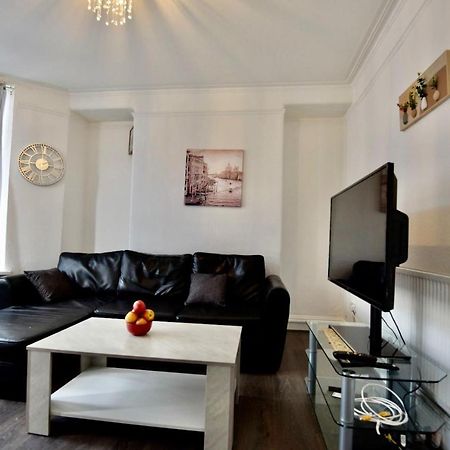 Come On In Villa Pontypridd ภายนอก รูปภาพ