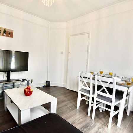 Come On In Villa Pontypridd ภายนอก รูปภาพ