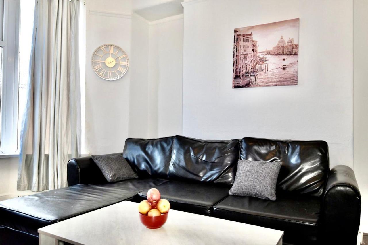 Come On In Villa Pontypridd ภายนอก รูปภาพ
