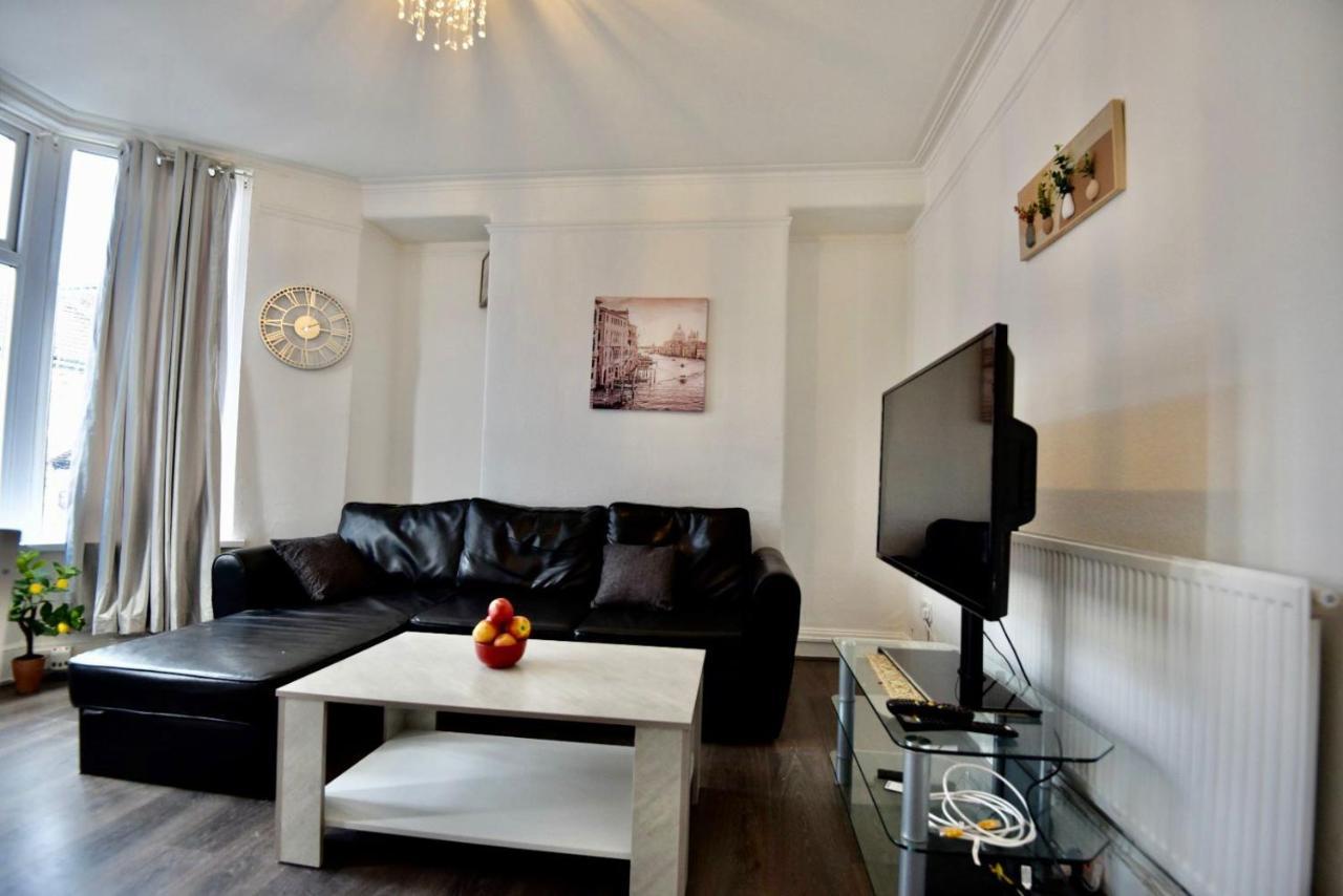 Come On In Villa Pontypridd ภายนอก รูปภาพ