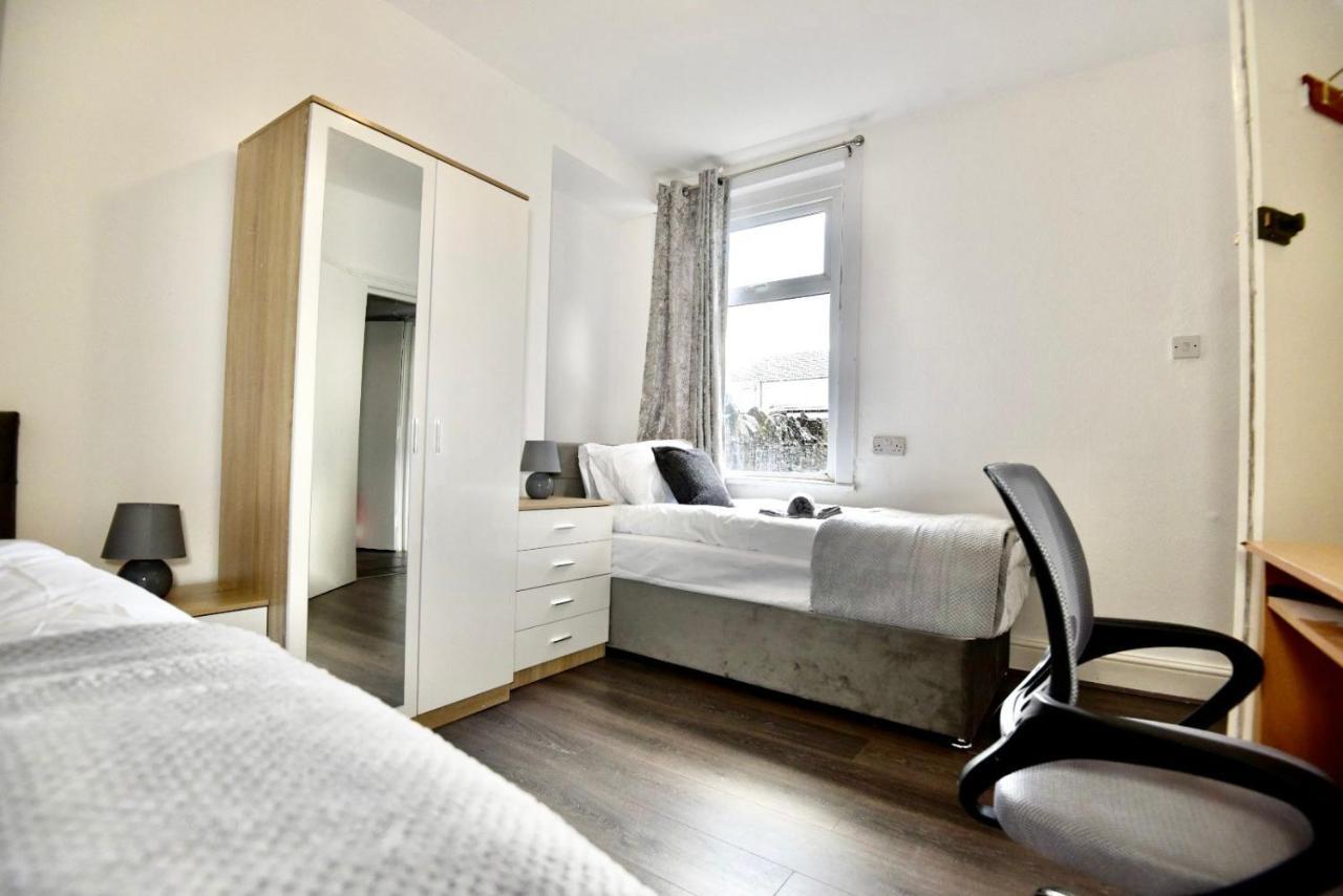 Come On In Villa Pontypridd ภายนอก รูปภาพ