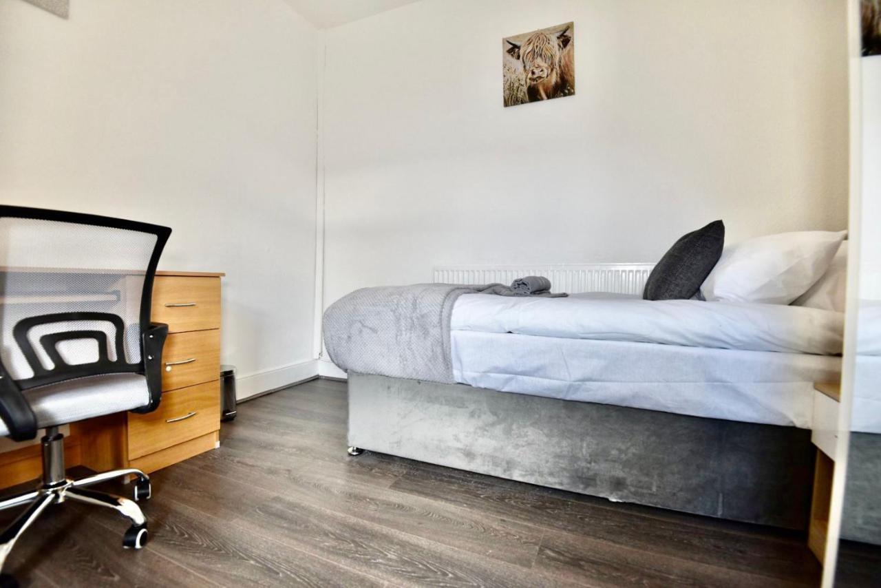 Come On In Villa Pontypridd ภายนอก รูปภาพ