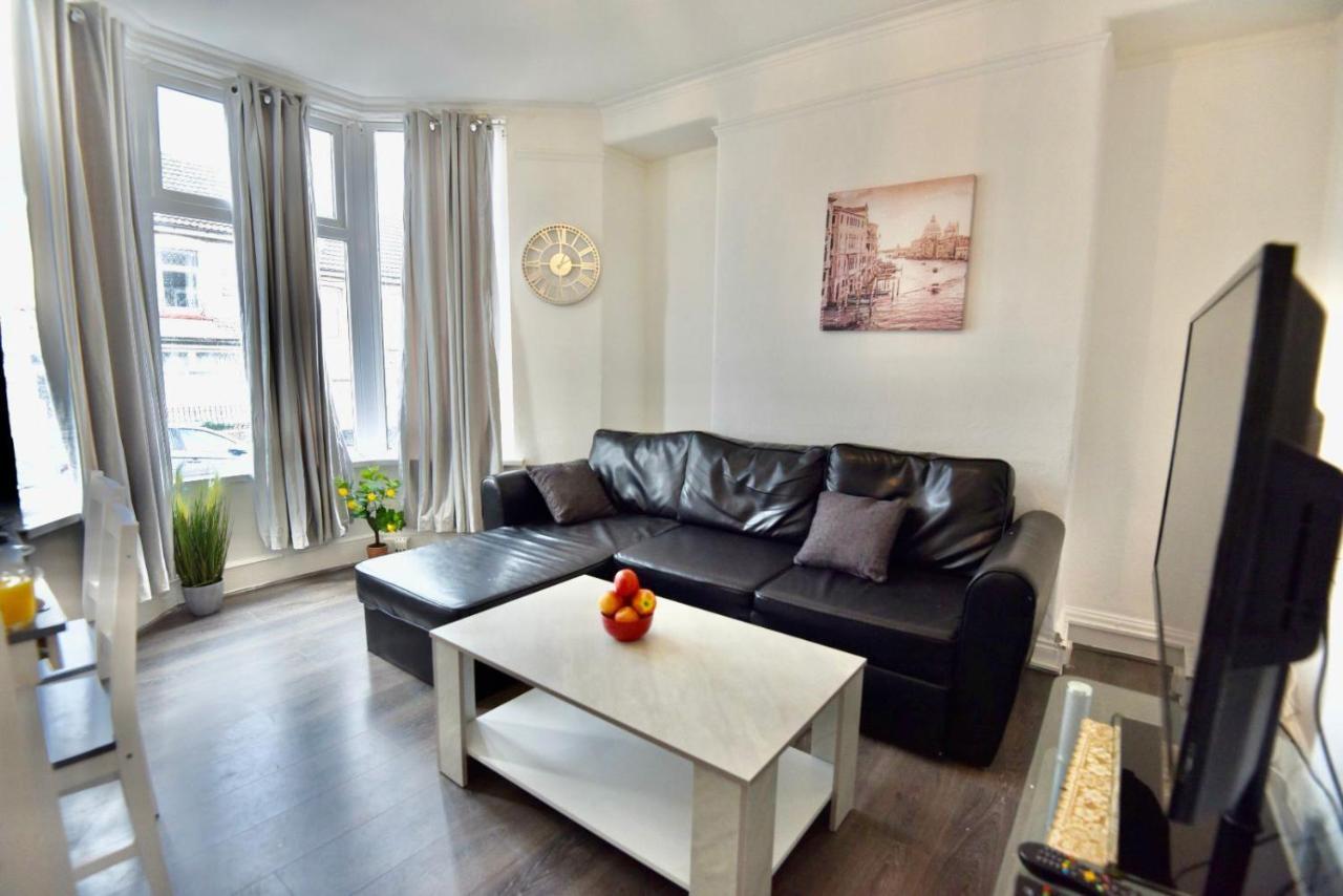 Come On In Villa Pontypridd ภายนอก รูปภาพ