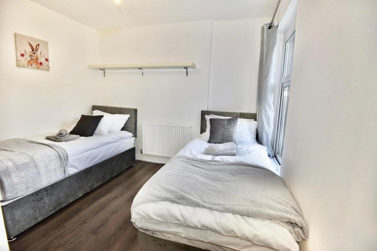Come On In Villa Pontypridd ภายนอก รูปภาพ