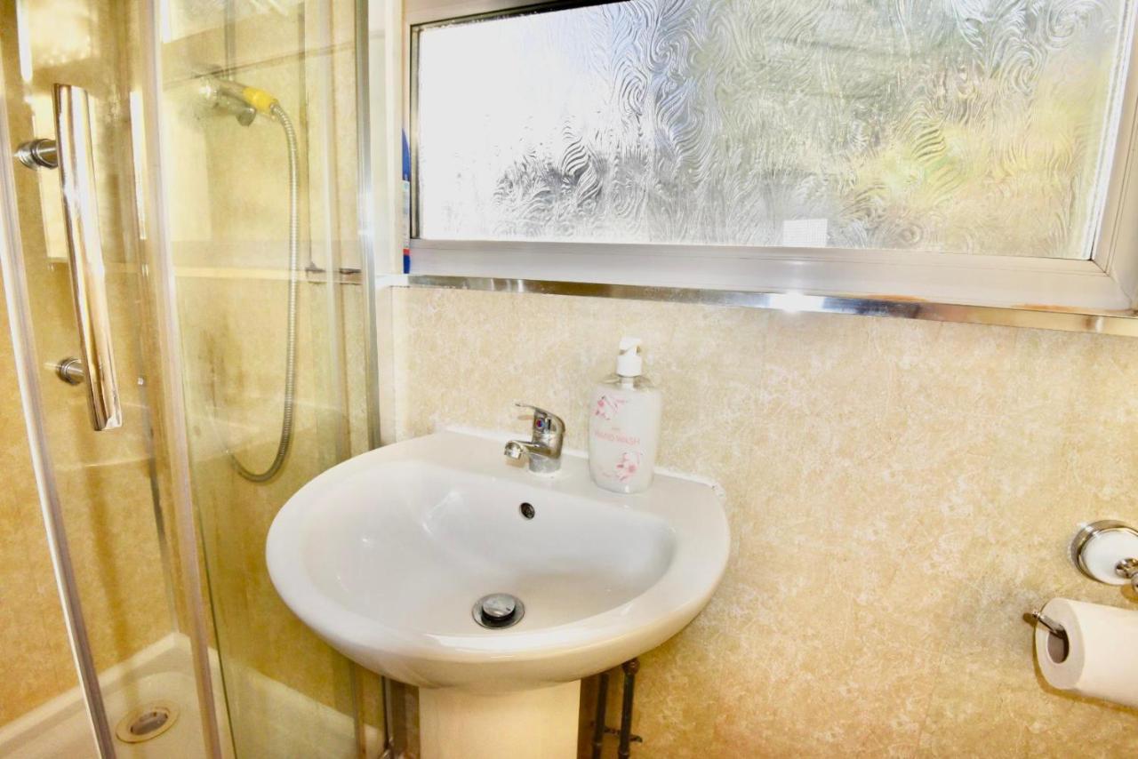 Come On In Villa Pontypridd ภายนอก รูปภาพ