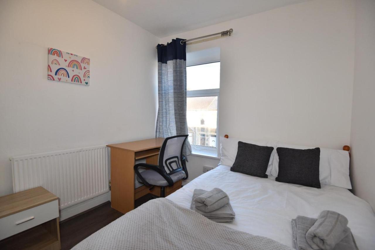 Come On In Villa Pontypridd ภายนอก รูปภาพ