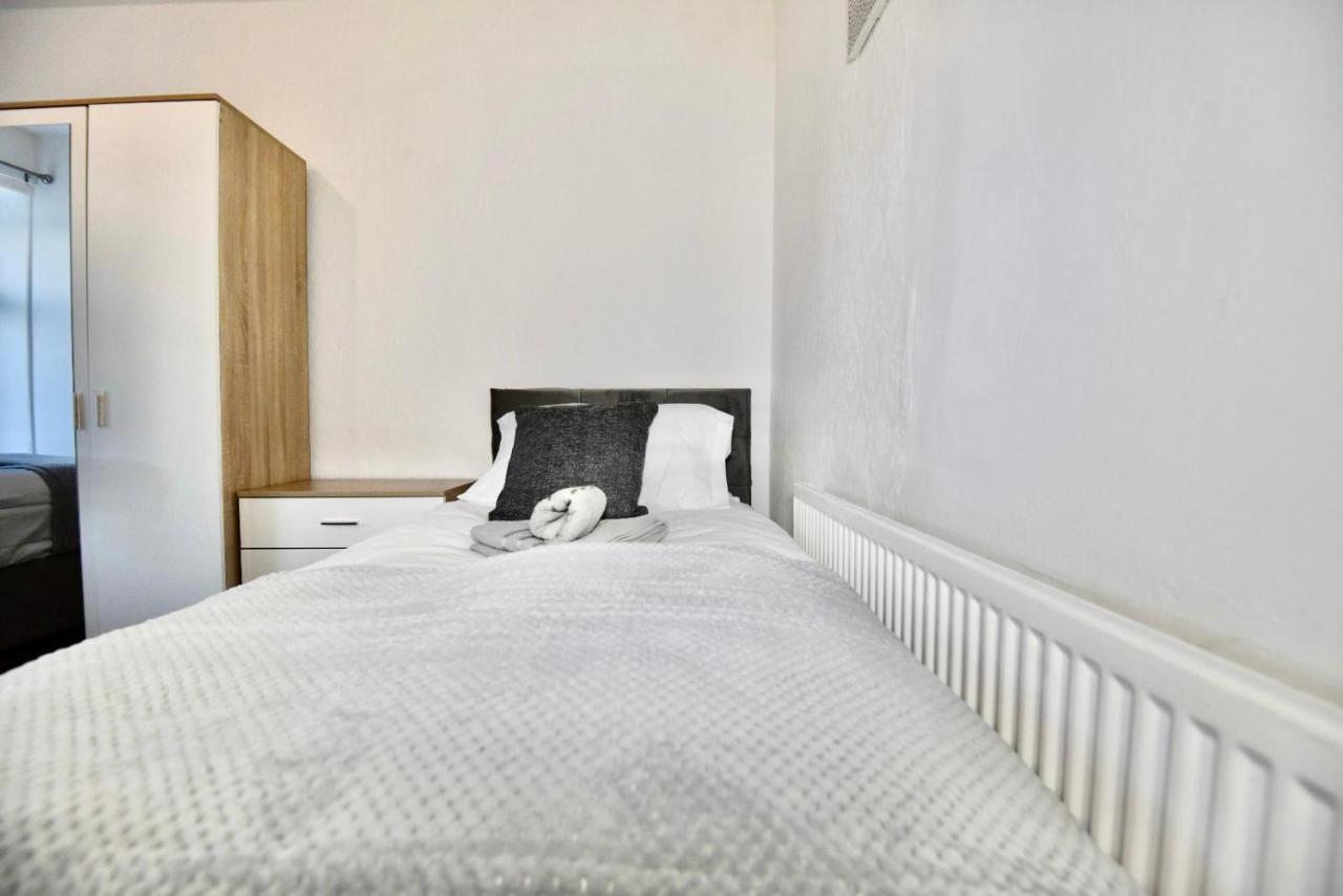 Come On In Villa Pontypridd ภายนอก รูปภาพ