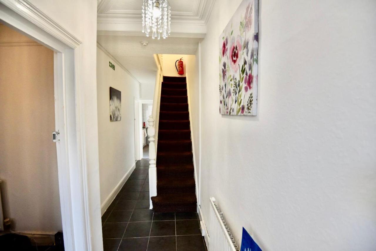 Come On In Villa Pontypridd ภายนอก รูปภาพ