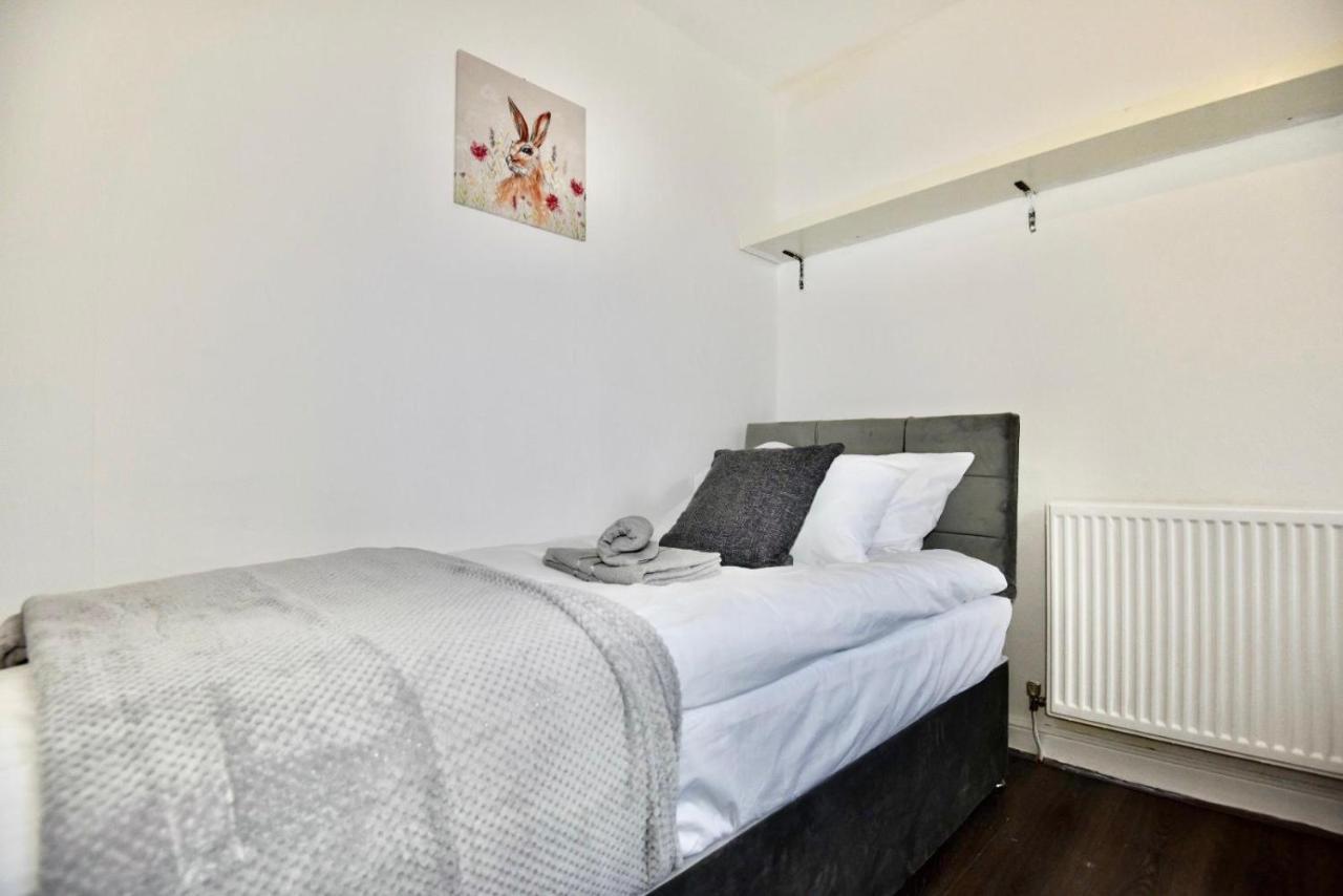 Come On In Villa Pontypridd ภายนอก รูปภาพ