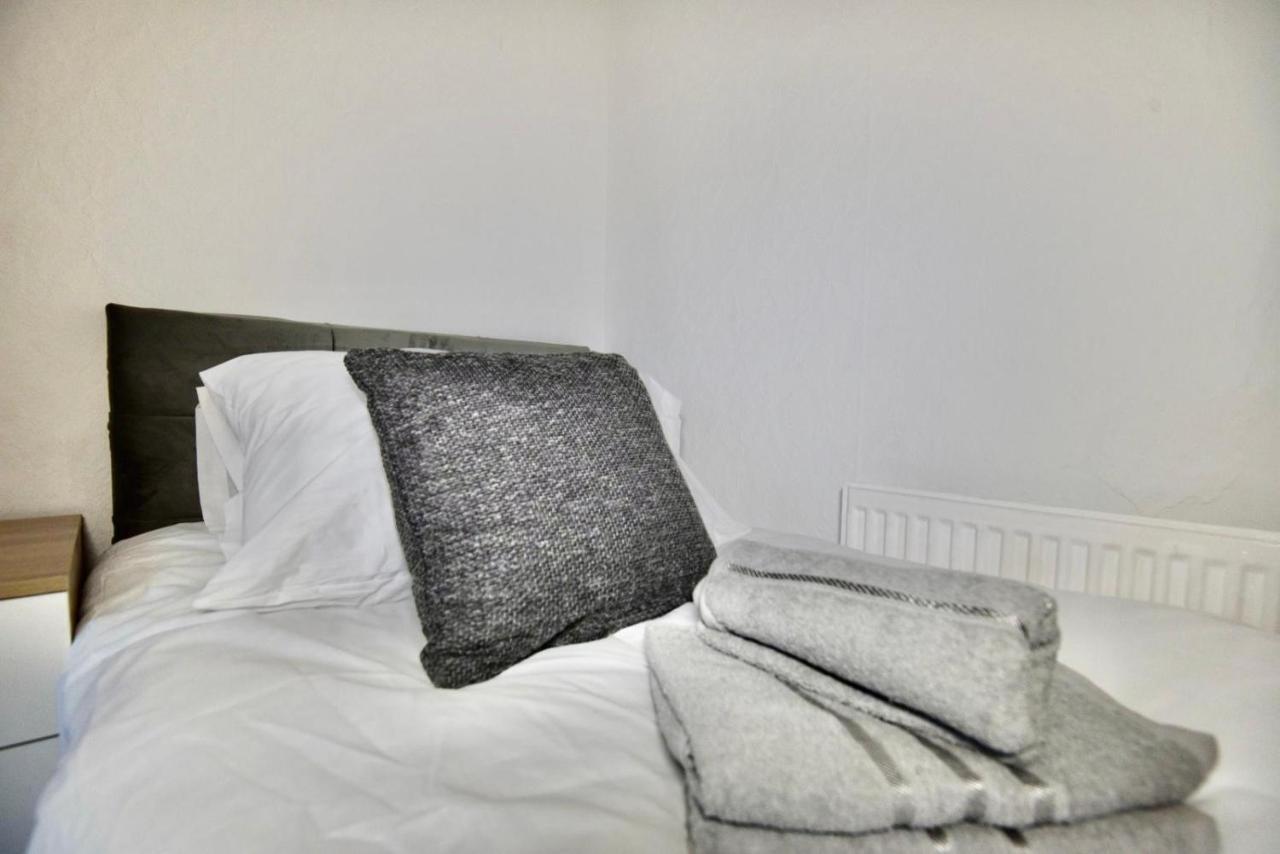 Come On In Villa Pontypridd ภายนอก รูปภาพ